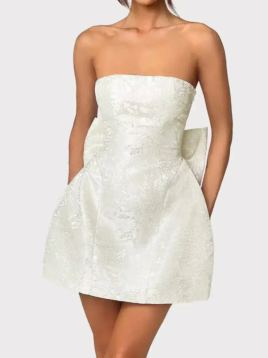 Mini-robe en satin sans manches à lacets avec nœud