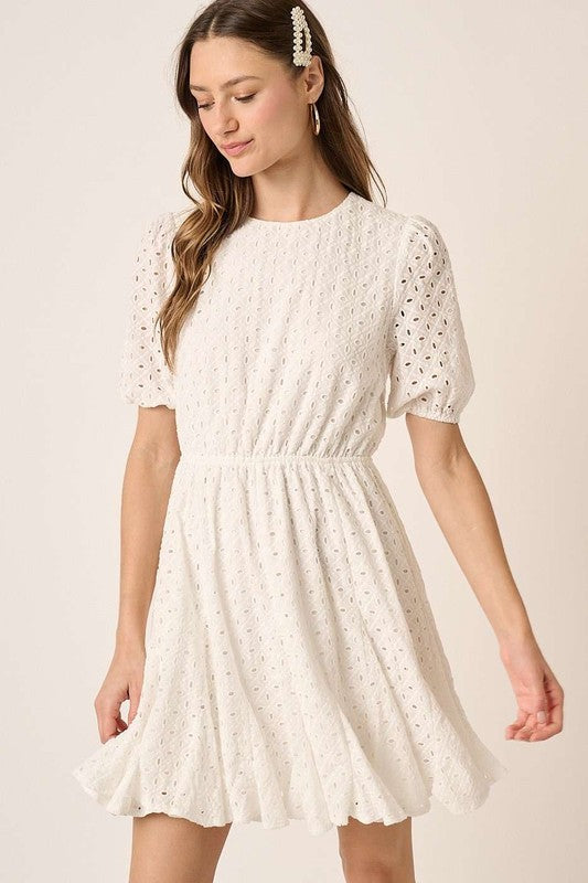 Mini-robe à œillets avec encolure ronde et manches bouffantes – Mignonne, élégante, féminine et chic, avec des manches bouffantes romantiques et des œillets délicats