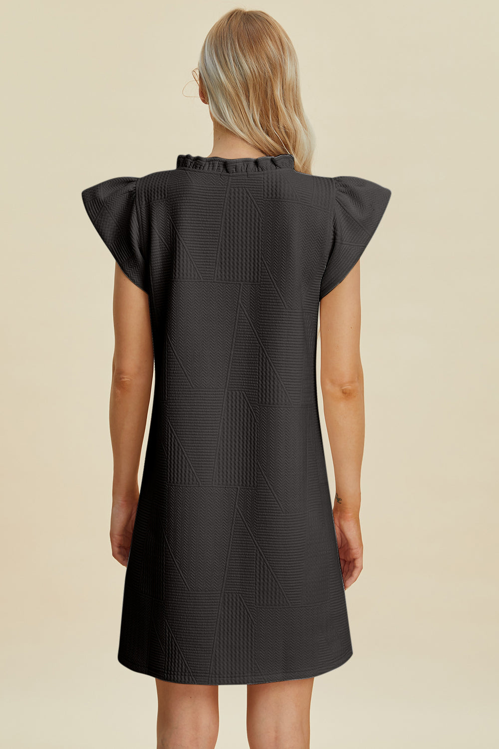 Robe à volants en V à manches courtes grande taille Double Take – Robe à col en V à volants, Robe à manches courtes, Robe élégante à volants, Robe flatteuse à col en V, Robe grande taille élégante, Robe confortable à volants, Robe chic à manches courtes