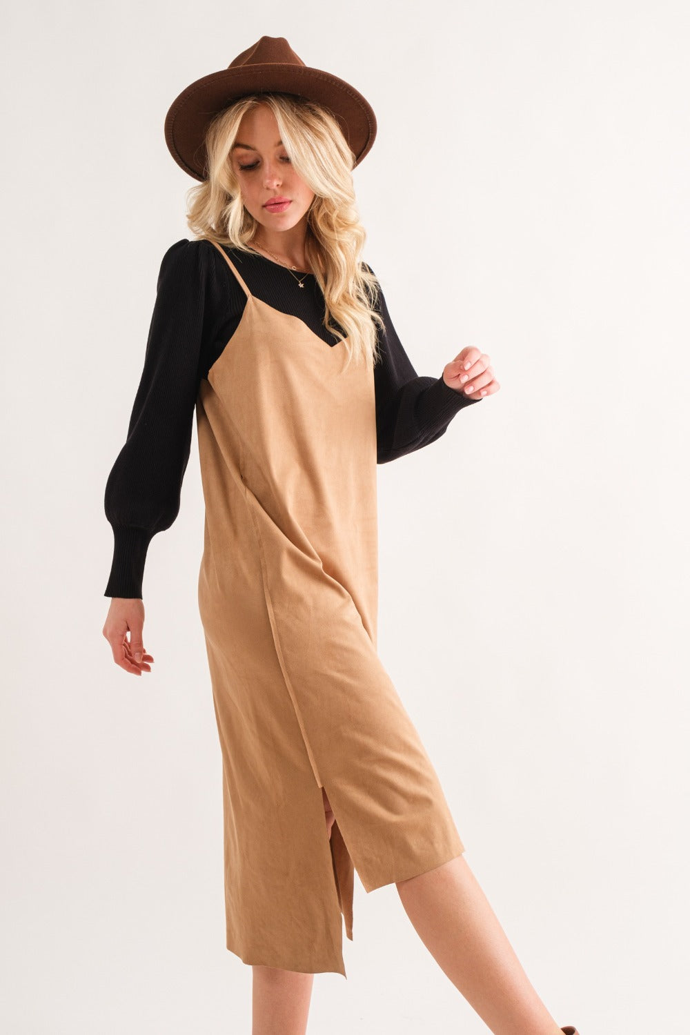 Robe midi fendue à fines bretelles en faux daim – Élégante robe midi, Robe en faux daim, Robe fendue chic, Robe sophistiquée, Robe à fines bretelles polyvalente