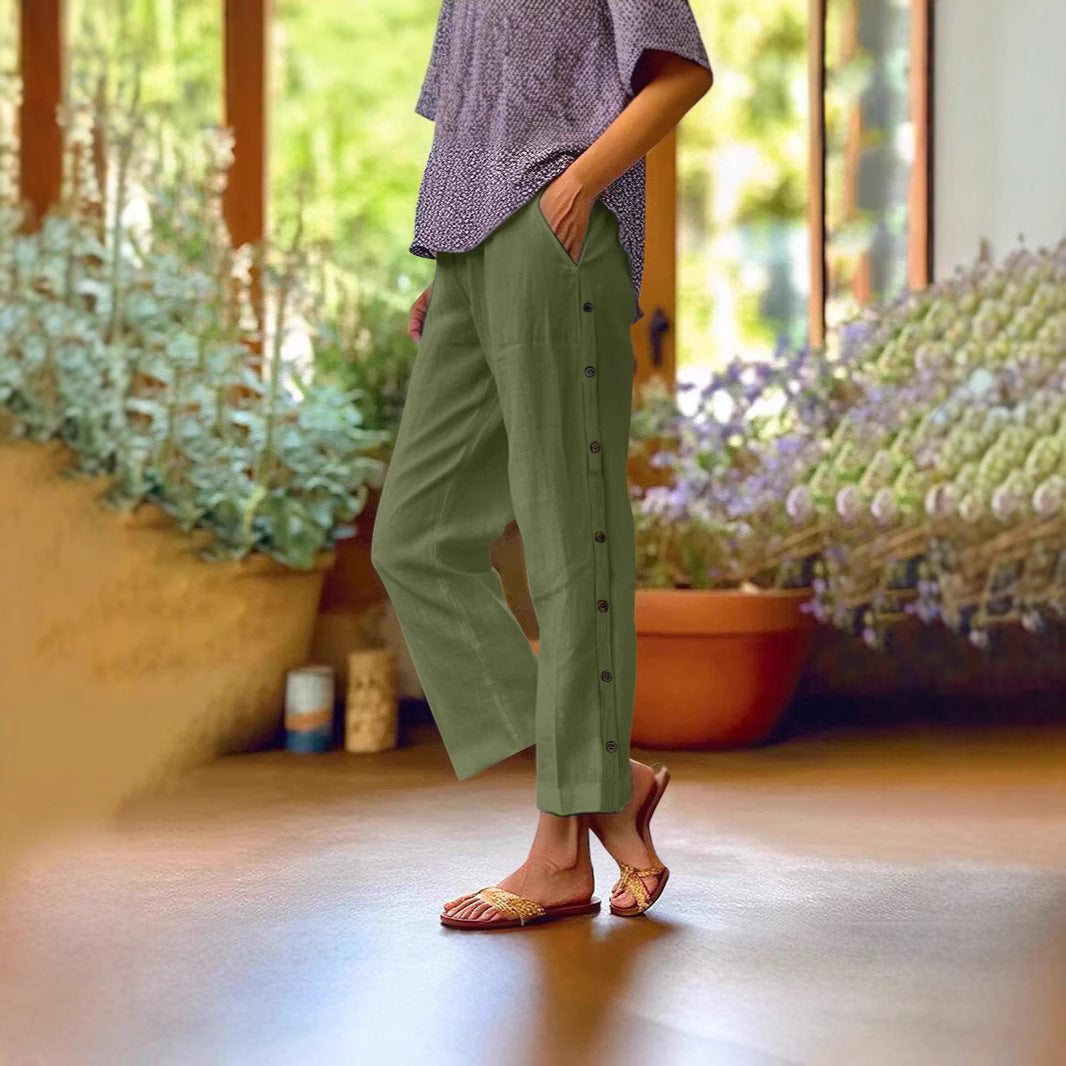 Pantalon court à boutons décoratifs le long des coutures latérales