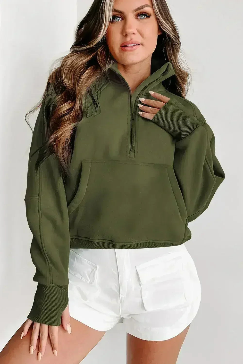 Sweat-shirt à col montant zippé quart, couleur vert mousse, avec poche kangourou