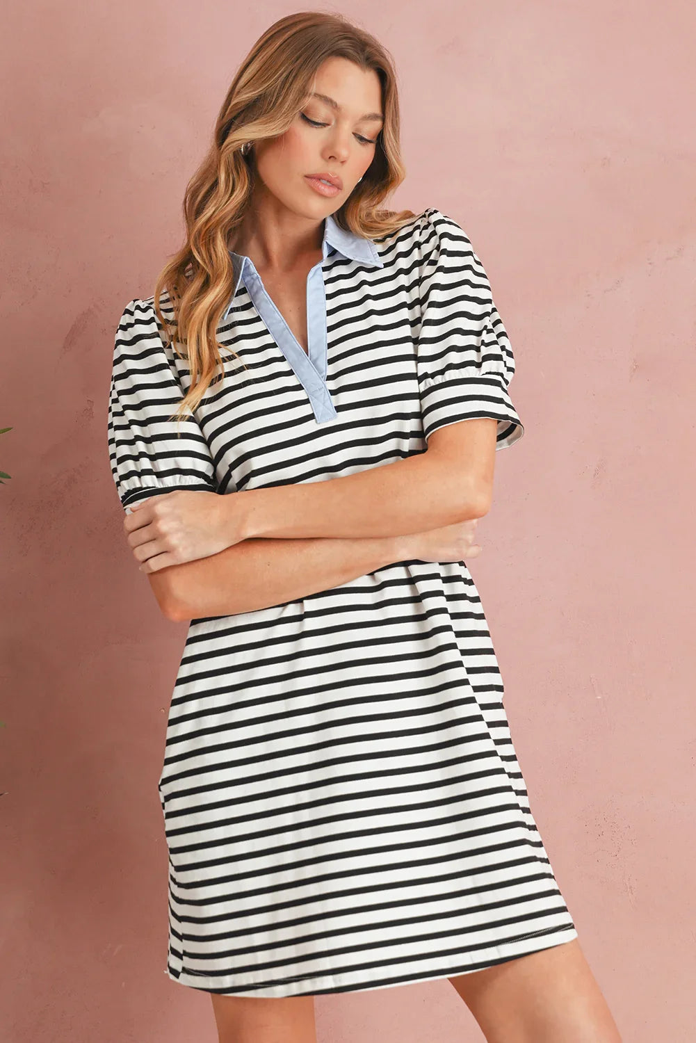 Mini-robe à manches bouffantes, col et poches, à rayures noires