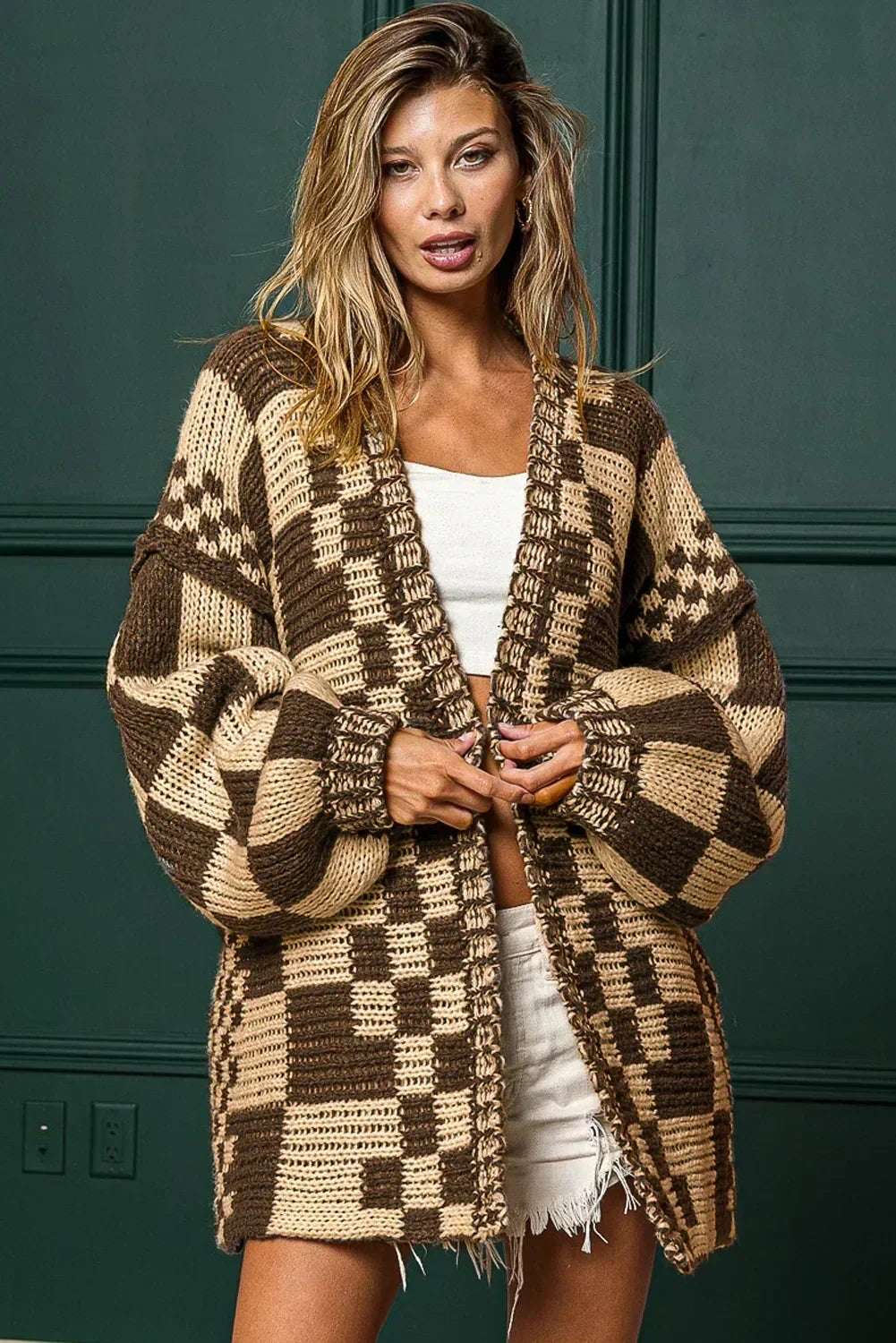 Cardigan en maille à carreaux color block taupe et ouvert sur le devant