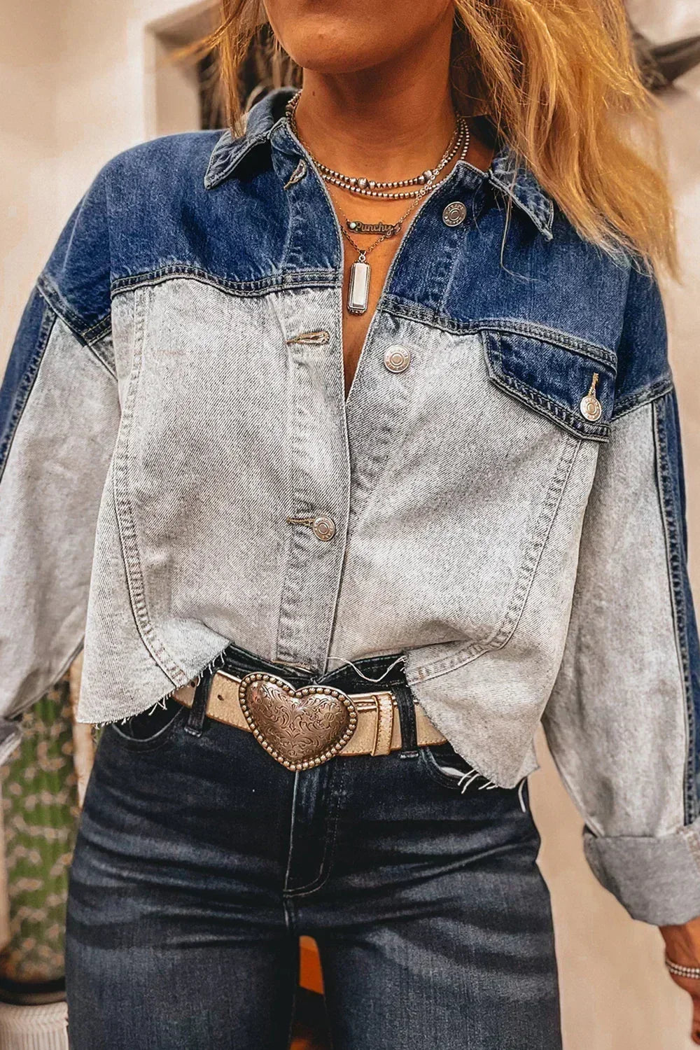Veste en jean vieilli à rabat et patchwork bleu crépuscule