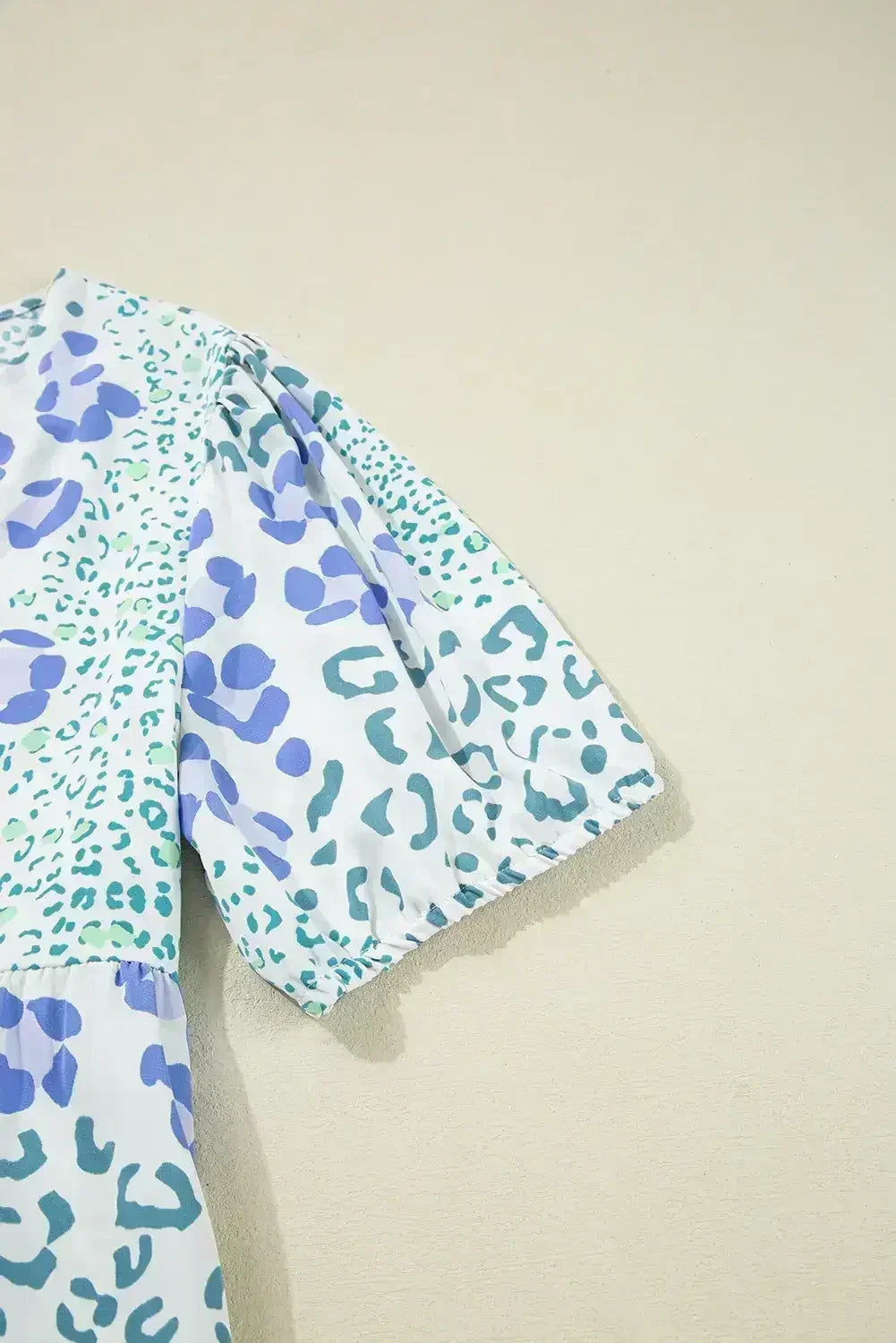 Robe courte bleu ciel à motif léopard, ornée d'un nœud sur le devant et de manches bouffantes