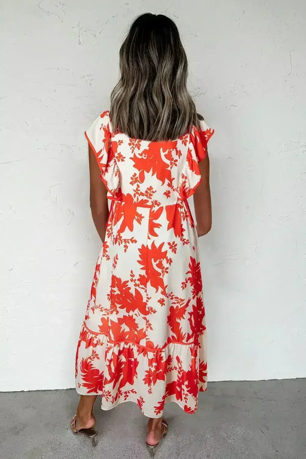 Robe longue rouge à imprimé floral, encolure en V et manches à volants