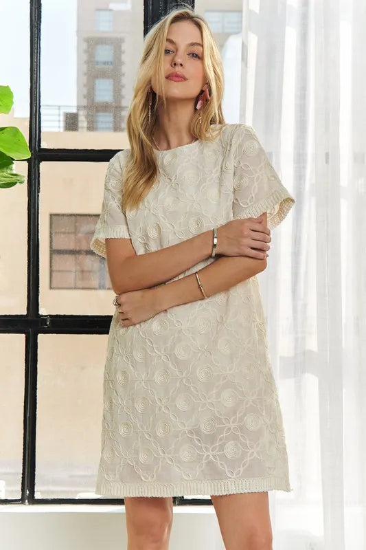 Robe Droite à Manches Courtes et Col Rond avec Appliqués – Robe droite intemporelle et élégante avec détails appliqués sophistiqués, pour un look polyvalent de jour comme de nuit