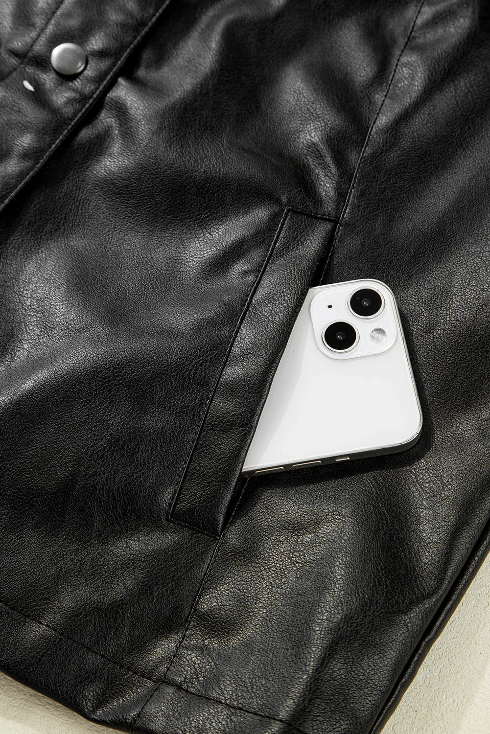 Blouson court noir effet cuir | Veste boutonnée en PU - Femstylo