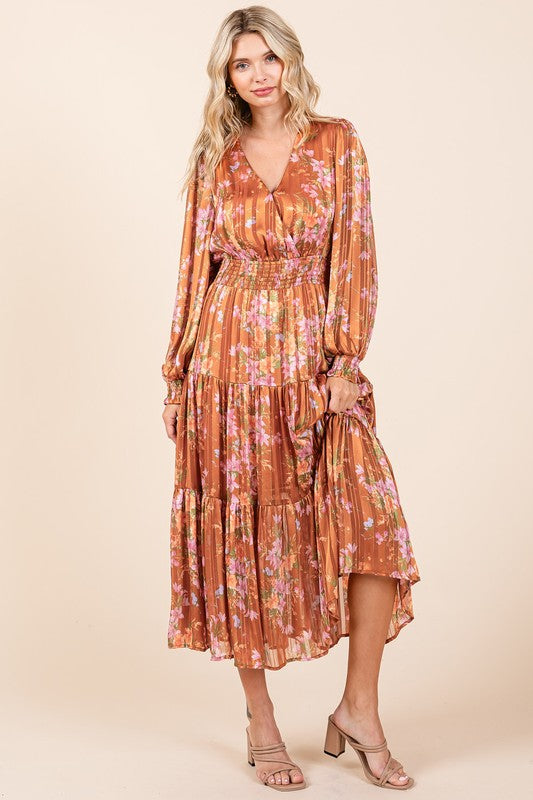 Robe longue d'été smockée à rayures lurex en satin imprimé floral – Robe longue élégante, Robe en satin lurex, Robe florale, Robe à taille smockée, Robe longue romantique, Robe de cérémonie