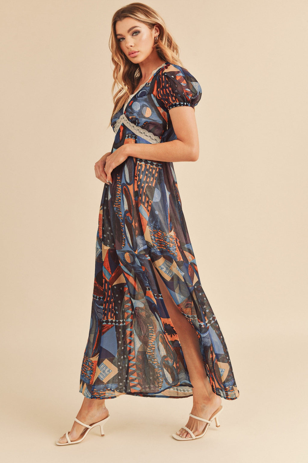 Robe longue confortable à manches courtes pour femme avec fente et imprimé géométrique détaillé en dentelle, dentelle élégante, fente séduisante, imprimé géométrique sophistiqué pour occasions décontractées et habillées