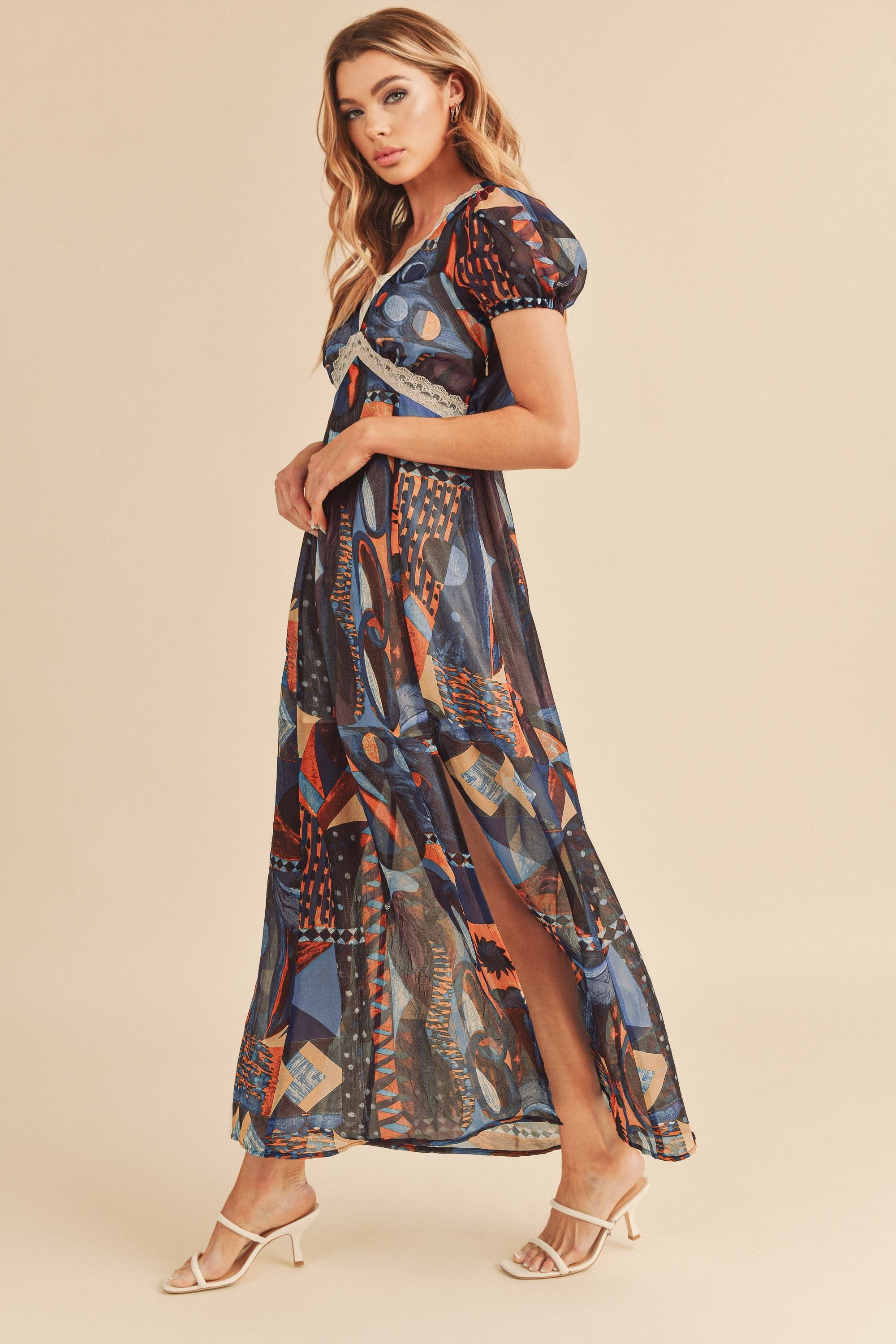 Robe longue confortable à manches courtes pour femme avec fente et imprimé géométrique détaillé en dentelle, dentelle élégante, fente séduisante, imprimé géométrique sophistiqué pour occasions décontractées et habillées