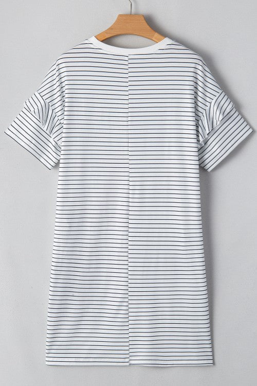 Robe courte blanche à rayures, col rond, manches courtes, pour un look décontracté et ludique au quotidien