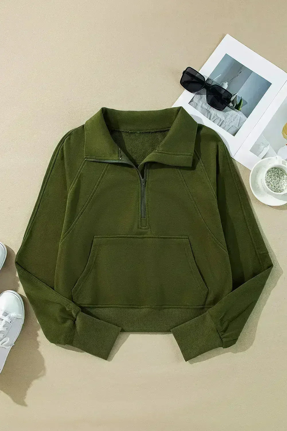 Sweat-shirt à col montant zippé quart, couleur vert mousse, avec poche kangourou