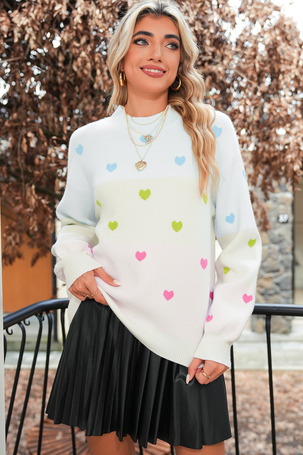 Pull à col montant color block et motif cœurs multicolores