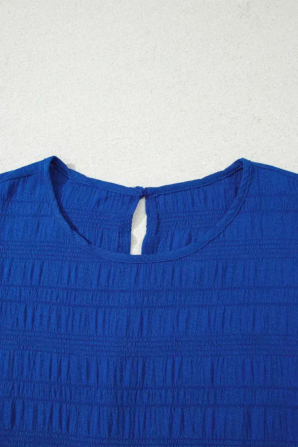 Robe courte volantée bleu foncé texturée à manches flottantes
