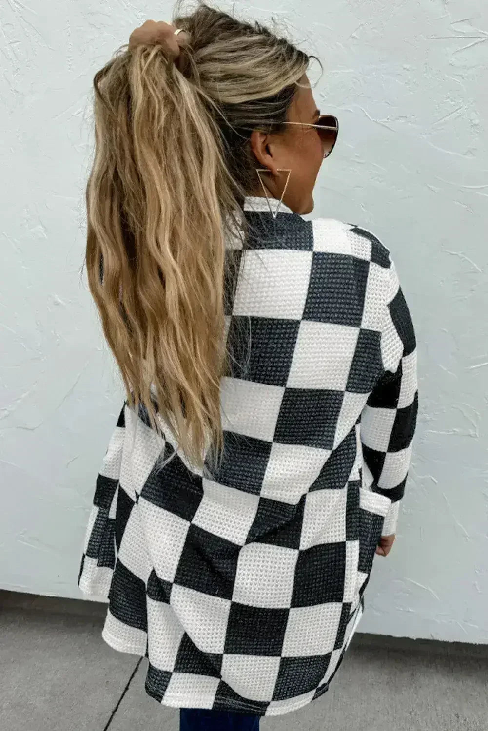 Cardigan ouvert en maille gaufrée à carreaux noirs avec trous pour les pouces