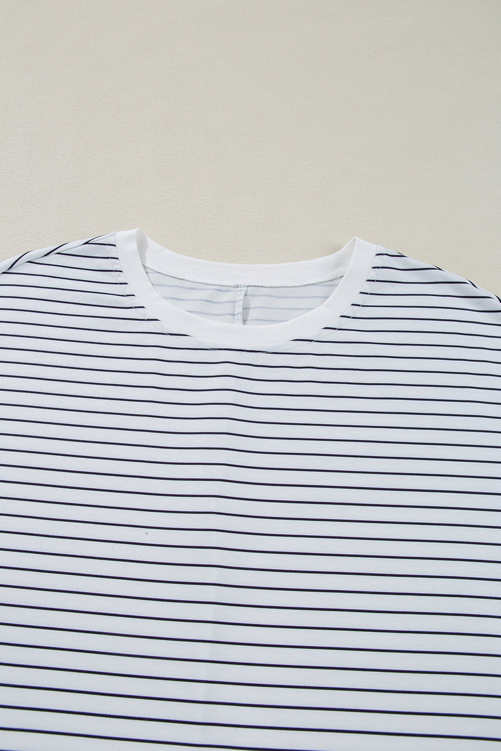 Robe courte blanche à rayures, col rond, manches courtes, pour un look décontracté et ludique au quotidien