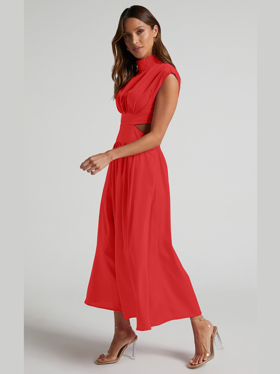 Robe élégante sans manches froncée à col montant et découpes modernes pour femme