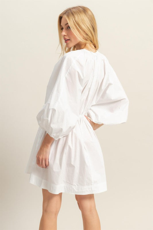 Nouvelle Mini Robe en Popeline Plongeante à Manches Ballon avec Poches Pour l'Été Audacieuse, Élégante, Sexy, Tendance et Pratique avec des Manches Ballon Spectaculaires et un Décolleté Plongeant pour un Look à la Pointe de la Mode