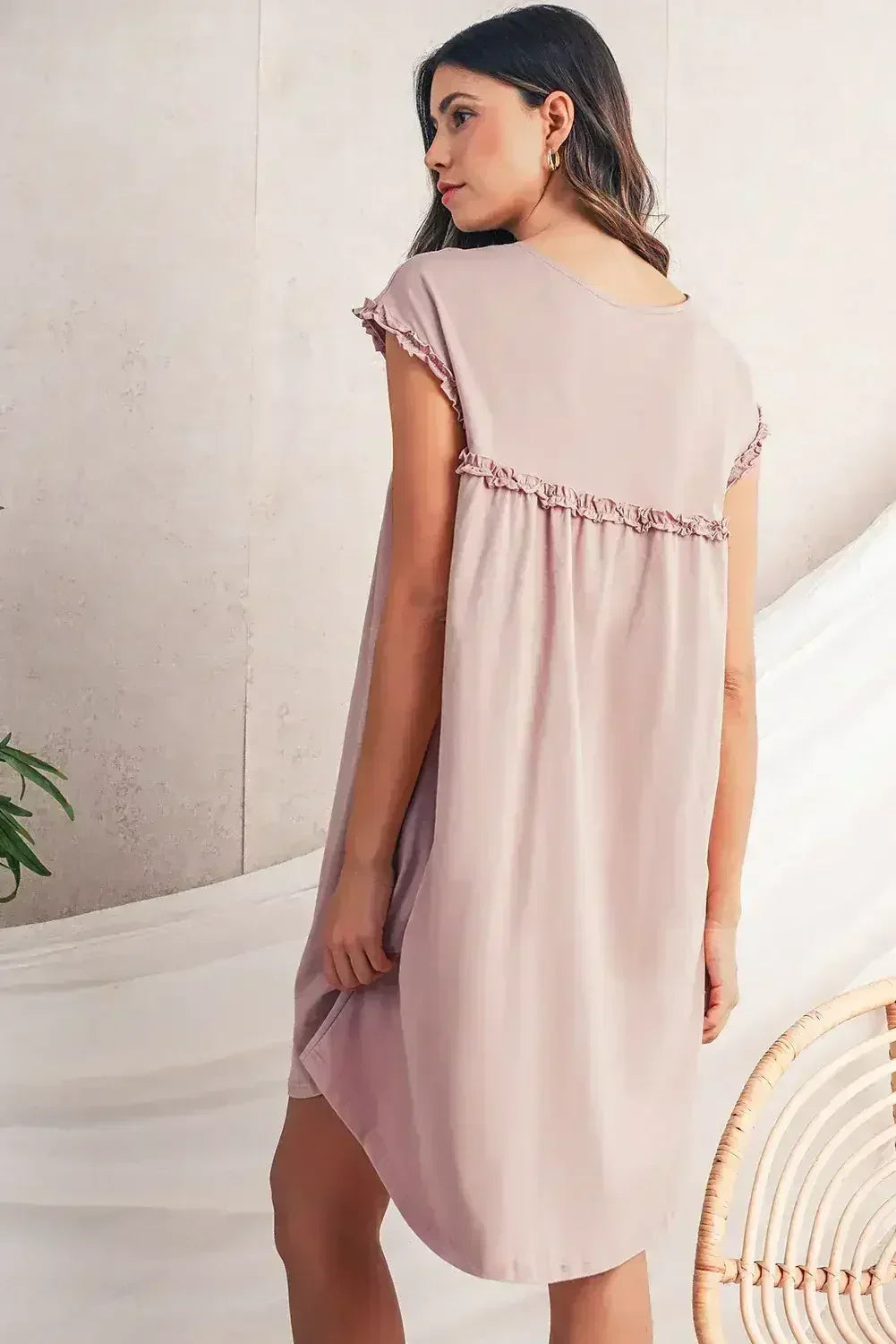 Mini-robe ample col rond à volants couleur avoine