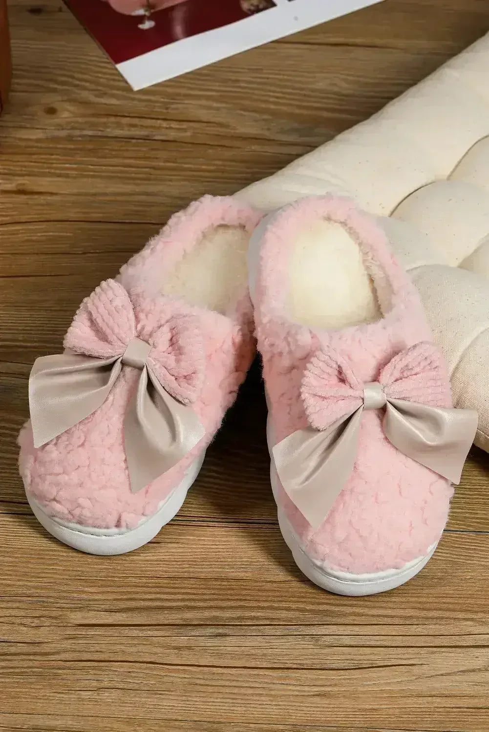 Pantoufles d'hiver en peluche à nœud et applique, contraste blanc