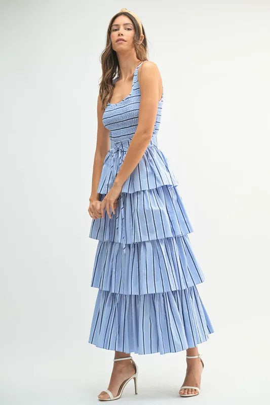 Robe midi superposée à bustier smocké à fines rayures – Robe à bustier smocké, Robe midi à fines rayures et volants, Robe midi superposée, Robe midi tendance, Robe à fines rayures flatteuse