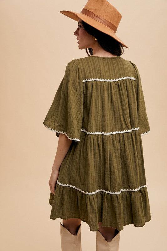 Robe étagée à demi-manches et col à nouer avec pompons et liseré contrastant – Détails bohèmes à pompons, liseré contrastant et design étagé pour un look fluide et féminin