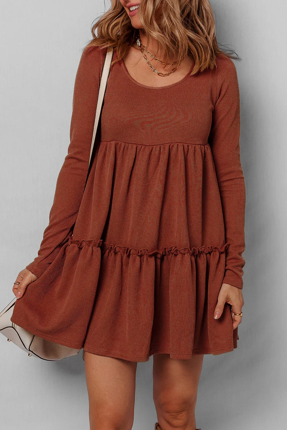 Robe courte côtelée jaune paille à manches longues, taille haute et bords volantés