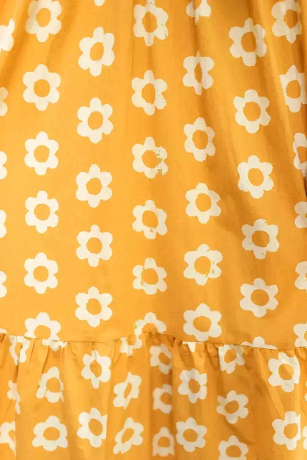 Robe longue à col, imprimé floral jaune, manches bracelet et boutons