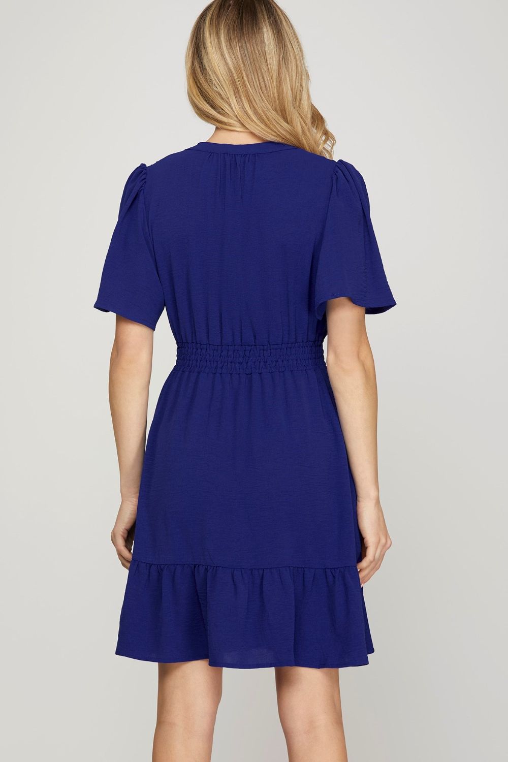 Nouvelle mini-robe pour femme à volants, encolure cache-cœur et manches courtes volantées – Mini-robe cache-cœur élégante, ludique et féminine avec manches volantées
