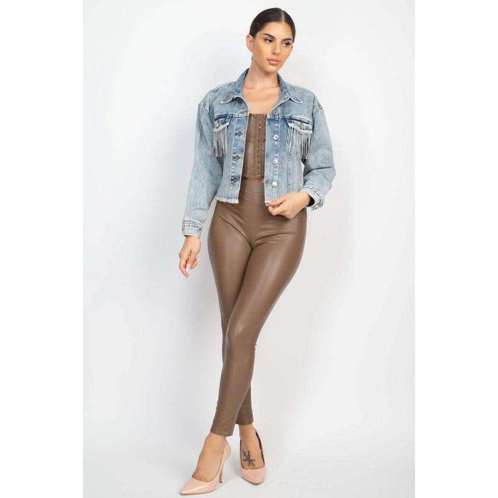 Veste en jean ornée de strass et dotée de poches