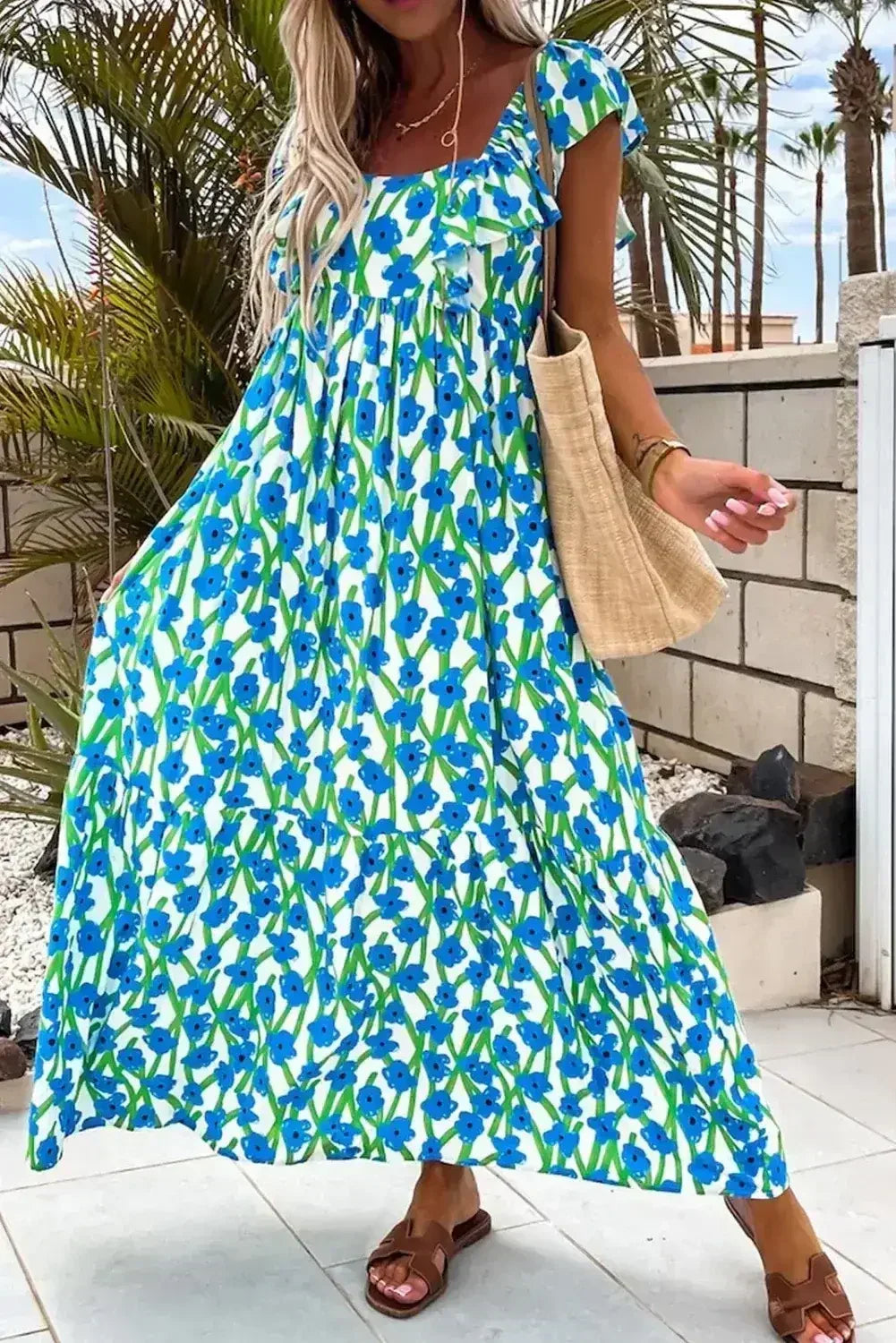 Robe longue à imprimé floral rose, col carré et bretelles à volants