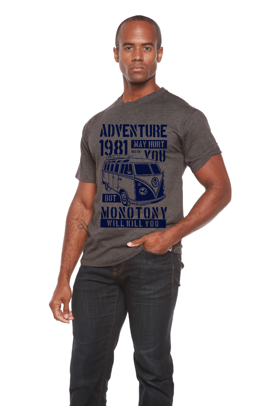 T-shirt graphique à manches courtes en viscose de bambou/coton biologique Adventure 1981 pour homme