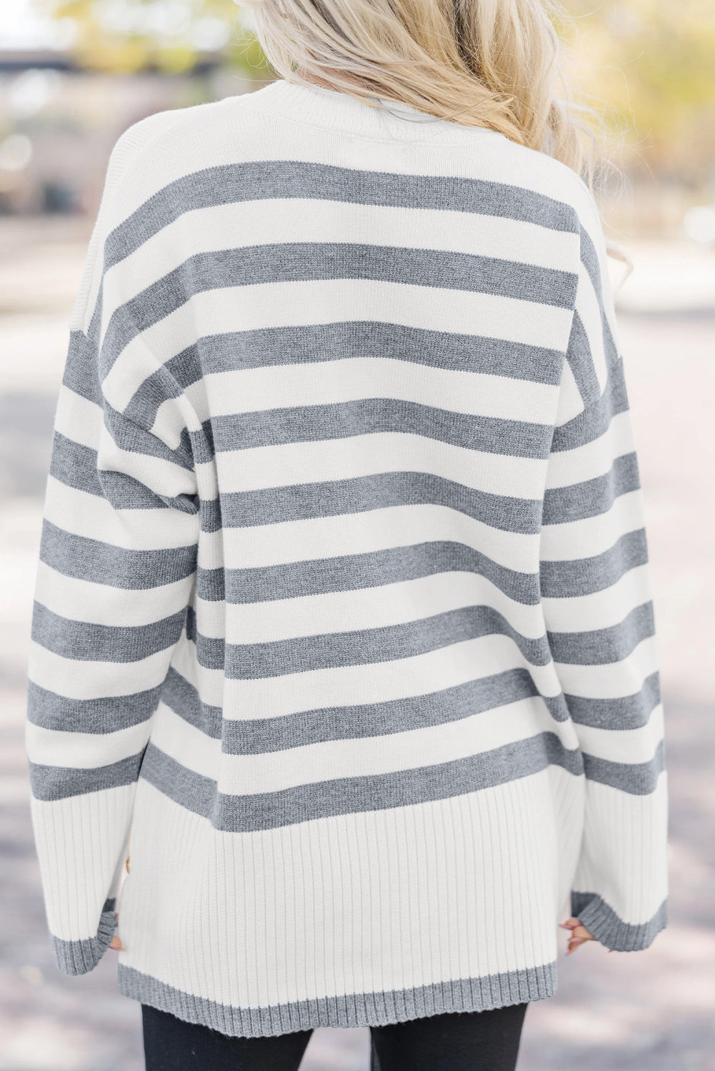 Pull tunique côtelé à rayures grises avec détails boutonnés et épaules tombantes