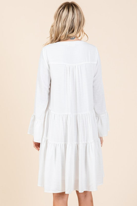 Robe étagée à manches évasées et encolure en V – Robe ludique et élégante avec manches évasées et encolure crantée