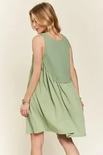 Robe Babydoll Sans Manches ADORA à Boutons Décoratifs