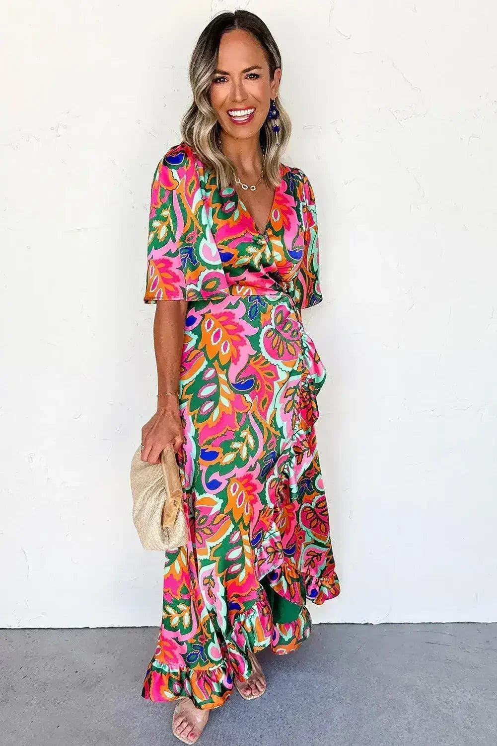Robe longue cache-cœur à volants et imprimé plantes tropicales roses