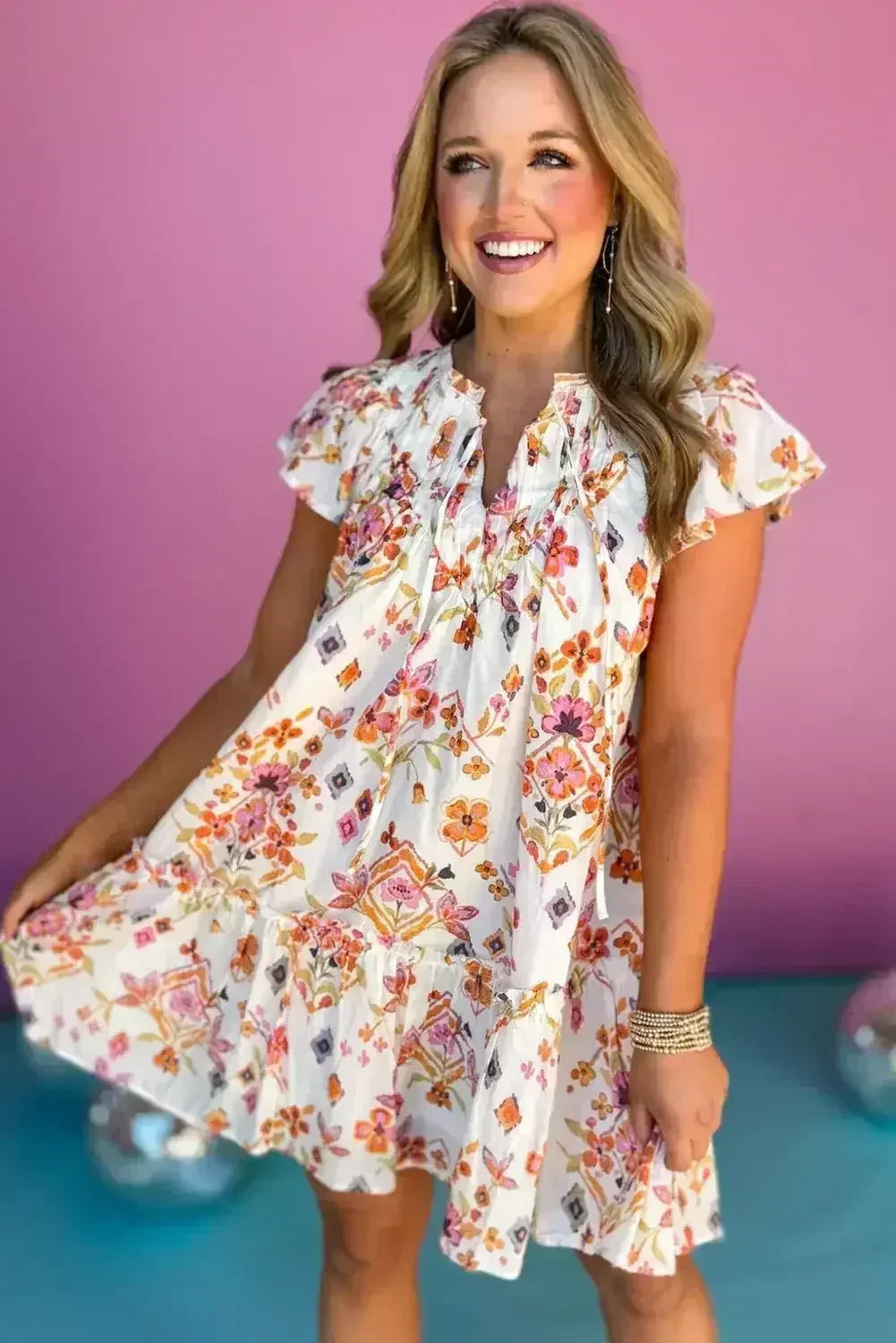 Robe mini à manches flottantes, avec imprimé floral abricot et ourlet volanté