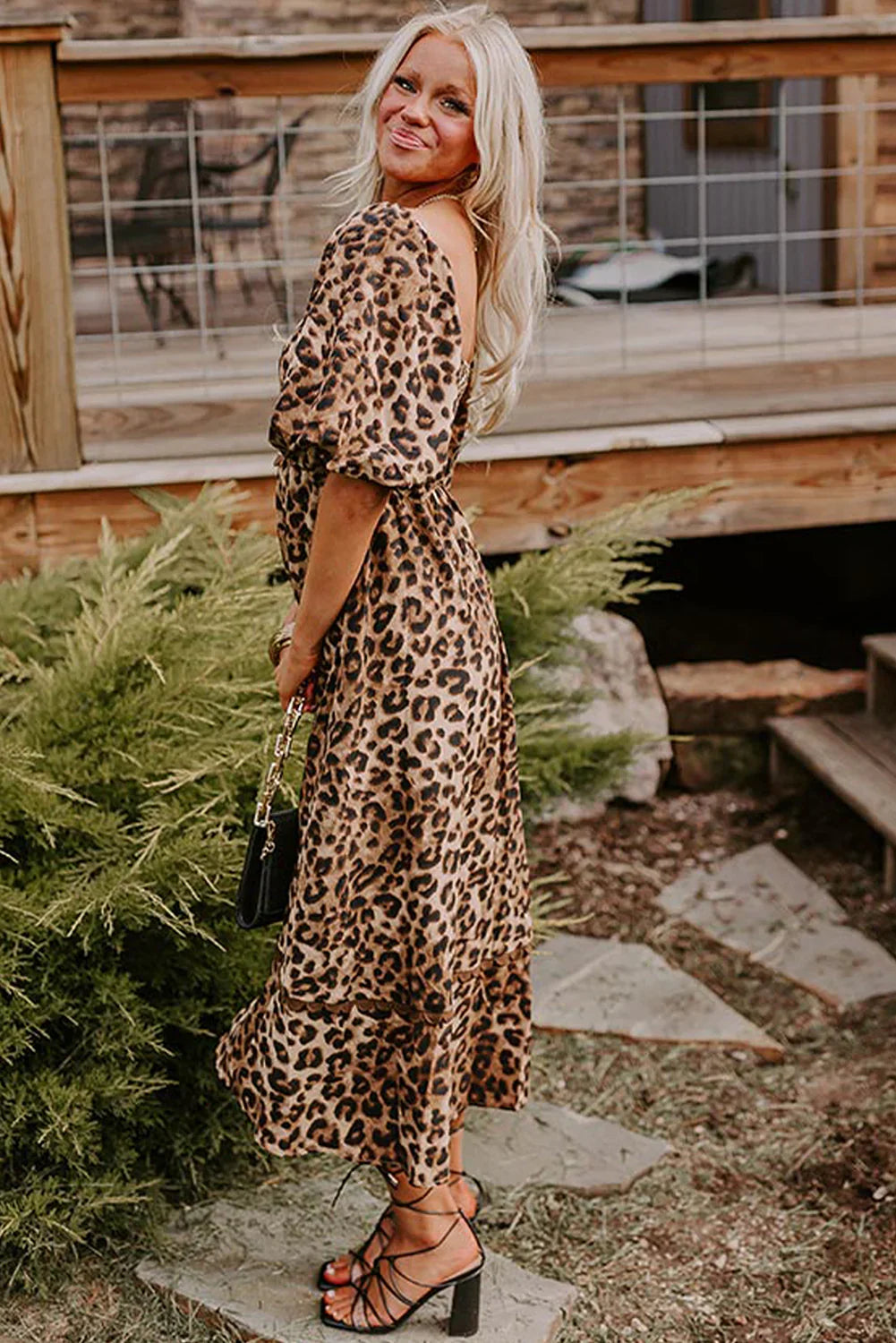 Robe longue léopard marron à manches bouffantes et liseré Ricrac