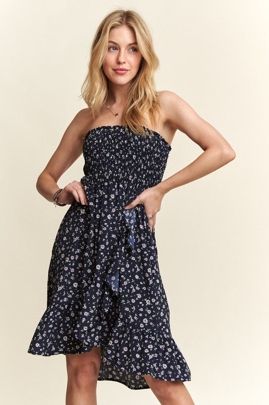 Robe bustier fleurie smockée avec poches pour l'été – Robe bustier fleurie féminine et fluide avec corsage smocké et poches pratiques pour un look élégant et fonctionnel
