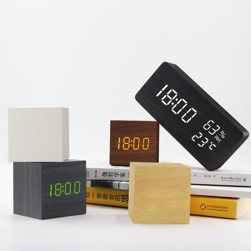 Réveil LED en bois avec affichage numérique de l'heure, 3 réglages d'alarme, détection d'humidité et de température, fabriqué en bois, horloges électriques de table à commande vocale, alimenté par USB/AAA, horloges électroniques de bureau en bois