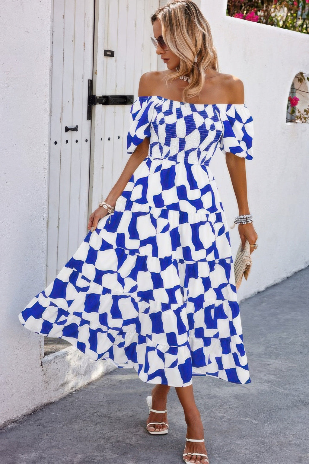 Robe à volants froncée à imprimé intégral et épaules dénudées