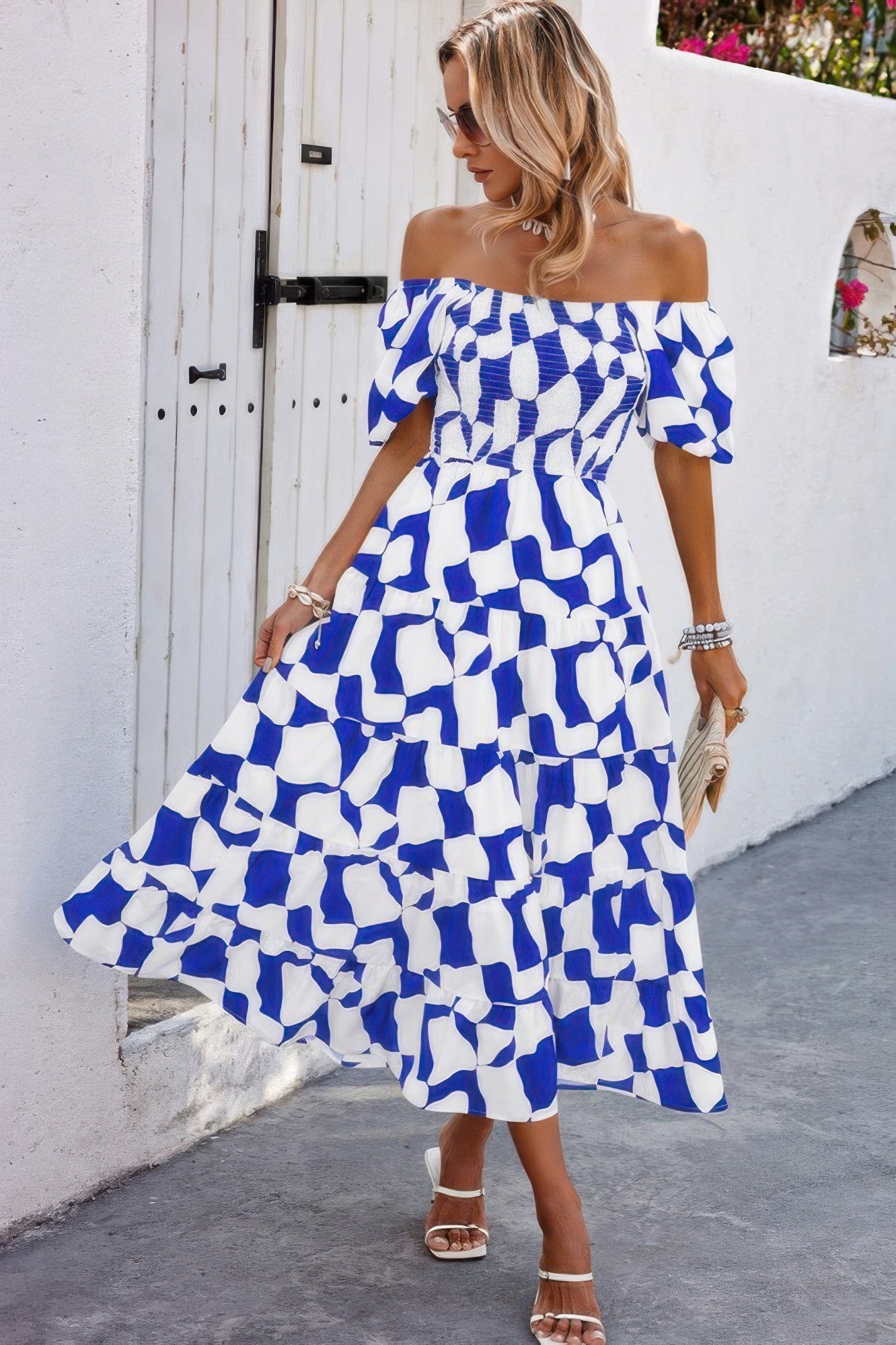 Robe à volants froncée à imprimé intégral et épaules dénudées