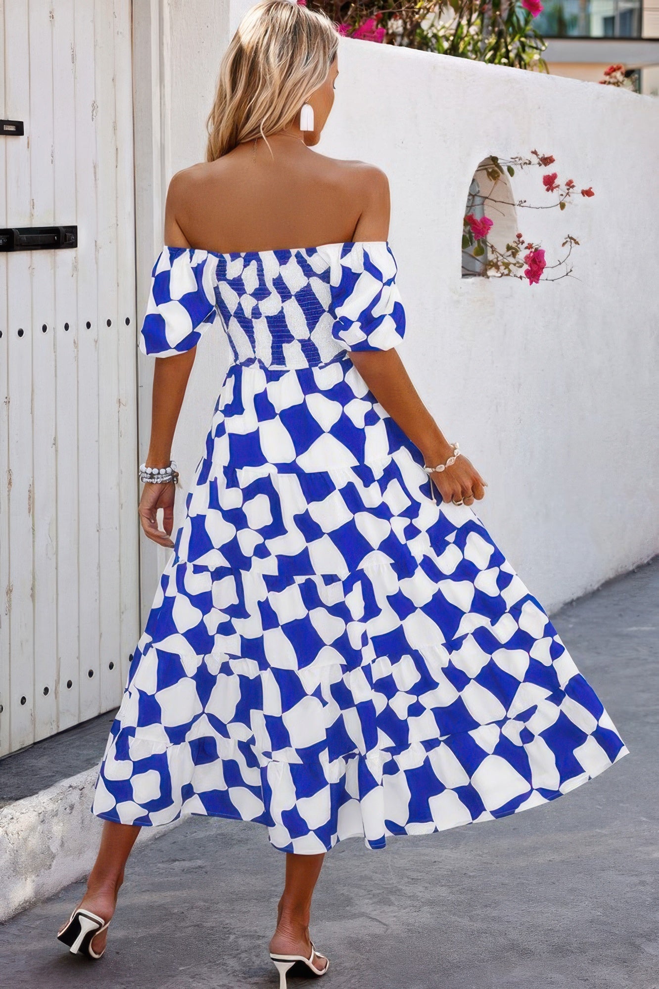 Robe à volants froncée à imprimé intégral et épaules dénudées