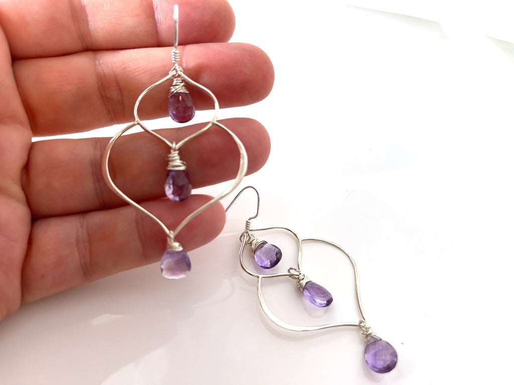 Boucles d'oreilles en argent sterling avec trio d'améthystes enroulées de fil