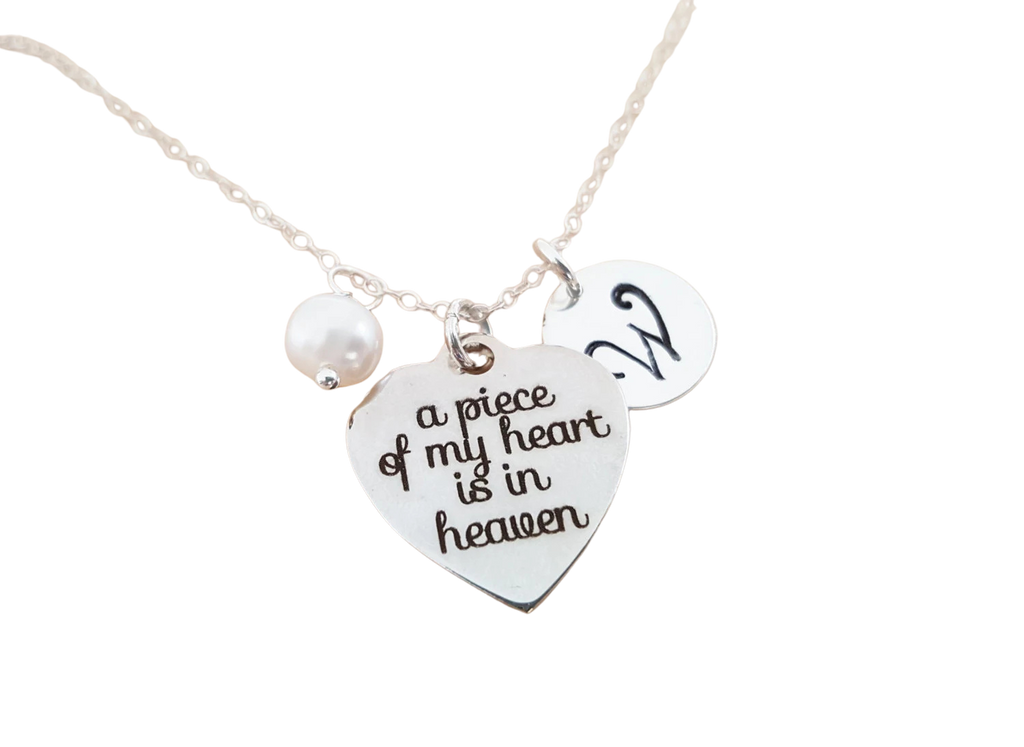 Collier commémoratif personnalisé – Breloque « Une partie de mon cœur est au paradis » avec pierre de naissance et initiale Swarovski | Cadeau en argent sterling pour elle