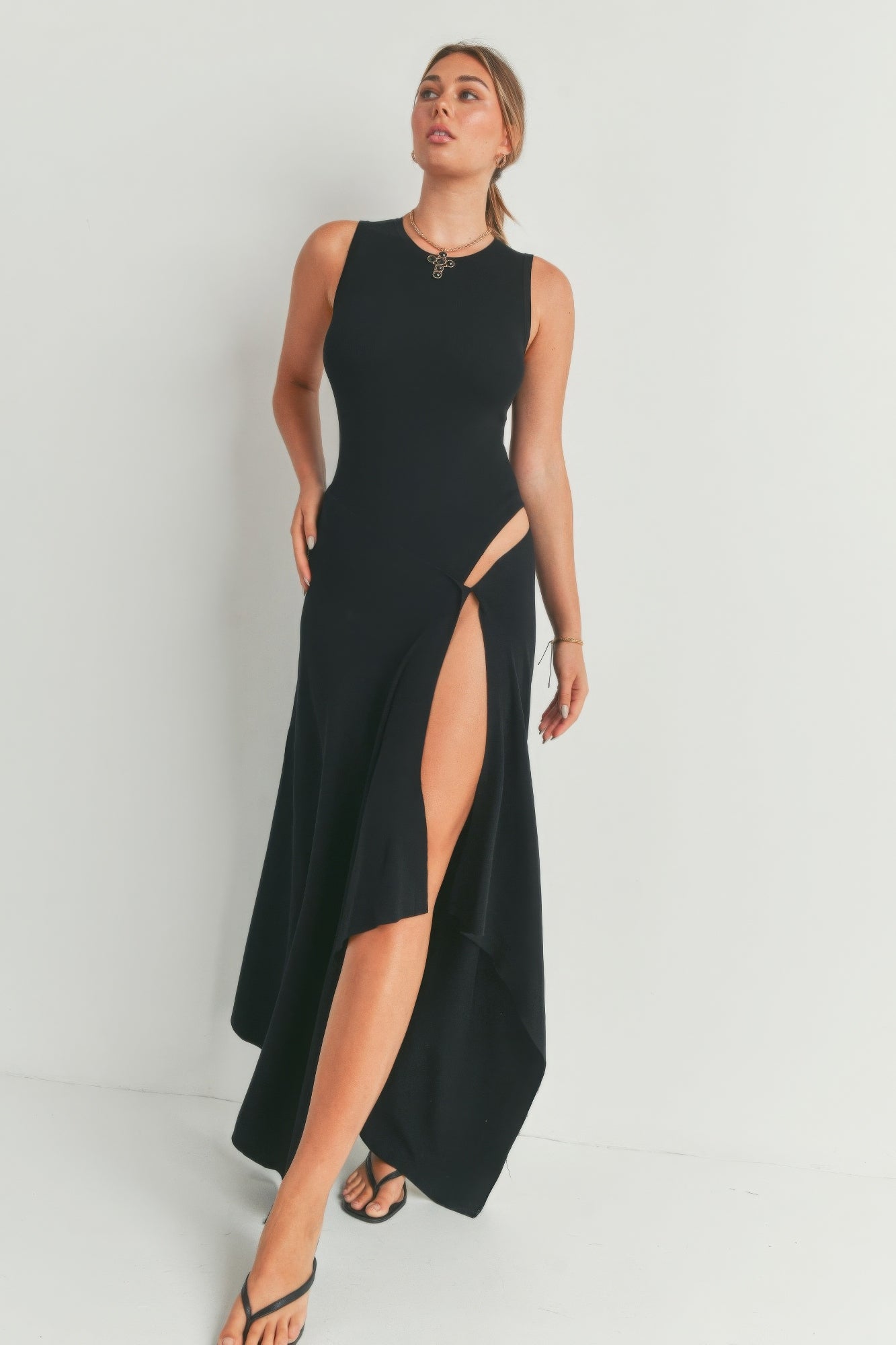 Robe longue noire sans manches avec fente