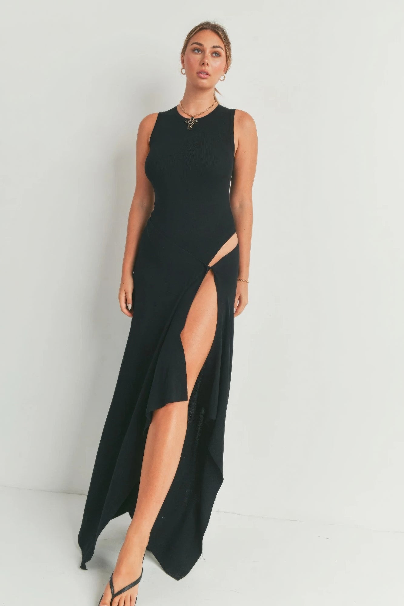Robe longue noire sans manches avec fente