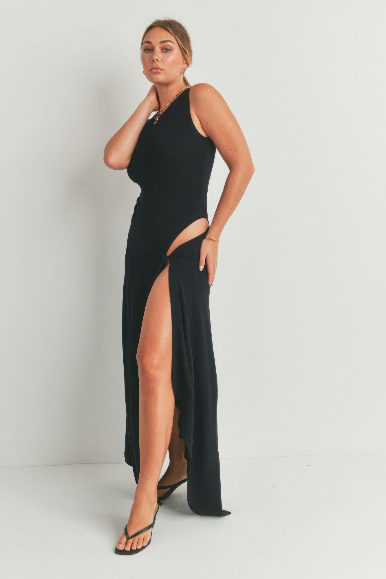 Robe longue noire sans manches avec fente